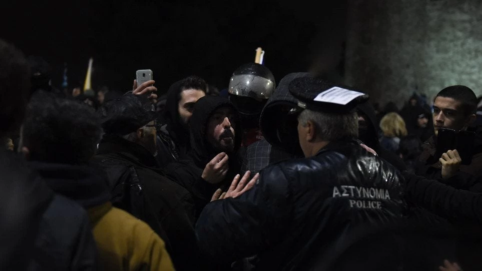 Τα ΜΑΤ του Τσίπρα απωθούν πατριώτες που διαδηλώνουν – Ενταση και χημικά (εικόνες, βίντεο)